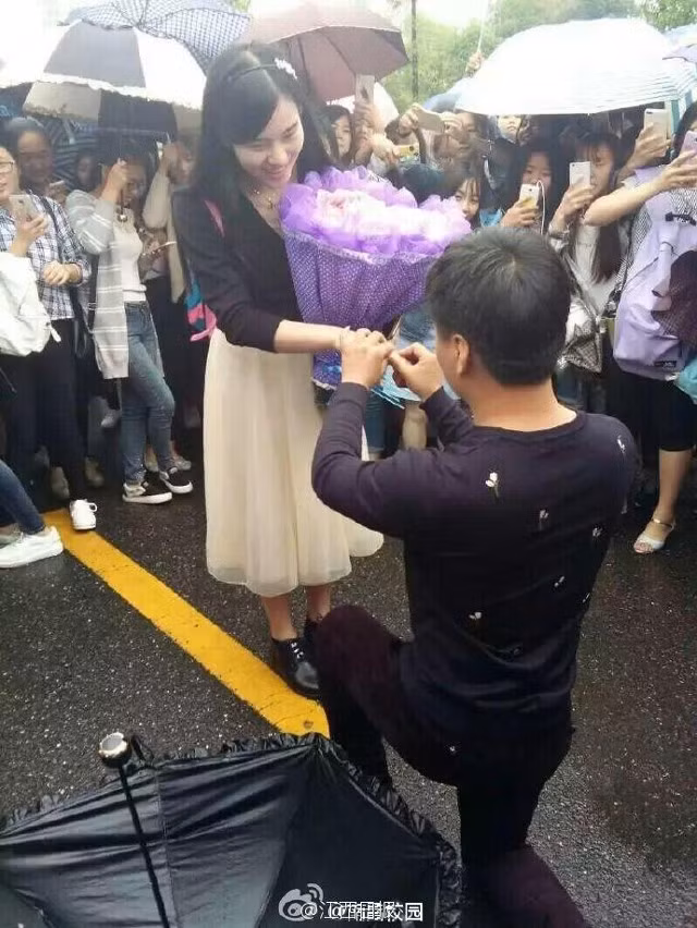 Chàng trai quỳ gối trước bạn gái là nữ sinh trường Cao đẳng Sư phạm Nam Xương và đưa ra lời cầu hôn lãng mãn và bó hoa tiền. Cô gái đã chấp nhận lời cầu hôn của bạn trai.