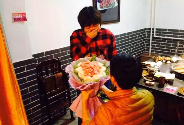 Năm 2013, một chàng trai cũng dùng bó hoa toàn tiền mặt để cầu hôn bạn gái ở thành phố Tây An nhưng không thành công.