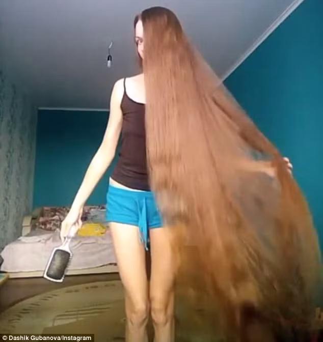 “Bạn nhắc mình nhớ về búp bê Barbie. Tôi yêu mái tóc của bạn, hay tiếp tục nuôi nhé”, một thành viên viết trên trang Instagram.