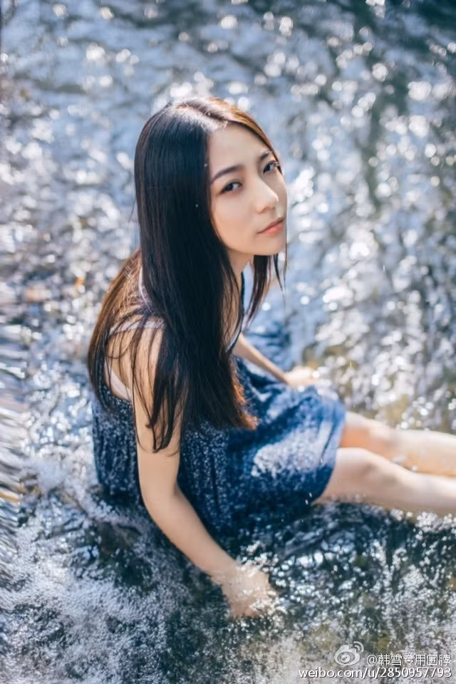 Với vẻ dịu dàng và dễ thương, cô nhanh chóng trở nên nổi tiếng trong cộng động mạng.