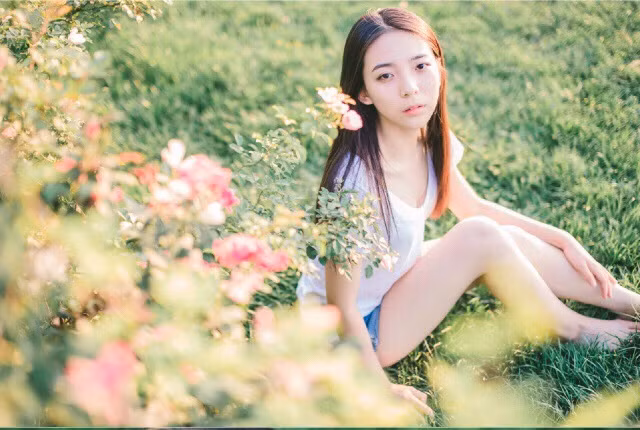 Nữ sinh 9X khoe sắc với những bông hoa đồng nội.