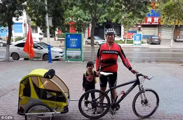 Liuyi và bố thỉnh thoảng vẫn trở về nhà tại thành phố Đường Sơn ở tỉnh Hà Bắc, để thăm mẹ và các thành viên khác trong gia đình.