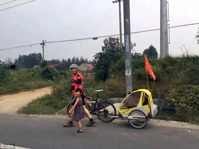 Trong hành trình tới những vùng hẻo lánh như Tân Cương, Qi và con gái phải cắm trại ngoài trời nhưng ông cho biết họ cảm thấy rất thú vị.