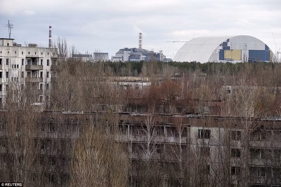 Các tòa nhà tại thành phố Pripyat đã dành trở thành thành phế tích vì không có người ở sau nhiều năm.