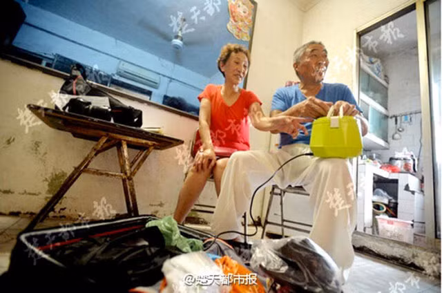 Ông Wang tiết lộ bí quyết để giúp vợ chồng họ giảm tối đa chi phí trong chuyến du lịch tới Mỹ là hành lý gọn nhẹ, hạ trại ngủ ngay trên đường, mang theo bình đun nước nóng để tự nấu ăn.