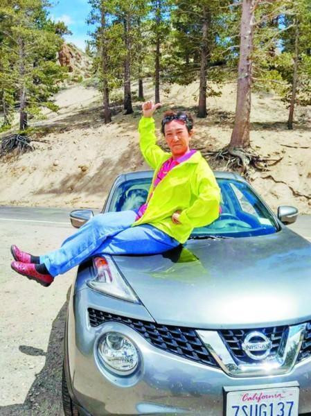 Bà Chen chụp ảnh với chiếc ô tô khi họ đặt chân tới vườn quốc gia Yellowstone trong chuyến du lịch tới Mỹ.