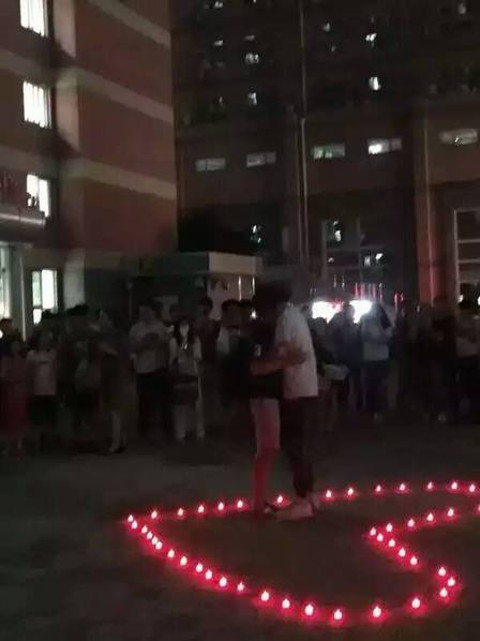 “Trong khi chúng ta ủng hộ hôn nhân đồng tính, nhưng điều đó không có nghĩa là chúng ta phải chúc mừng họ”, một cư dân mạng bình luận.