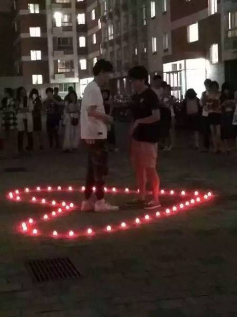 Sau đó, chàng trai đứng vào giữa hình trái tim và chờ bạn trai cùng lớp đến để thực hiện màn tỏ tình.