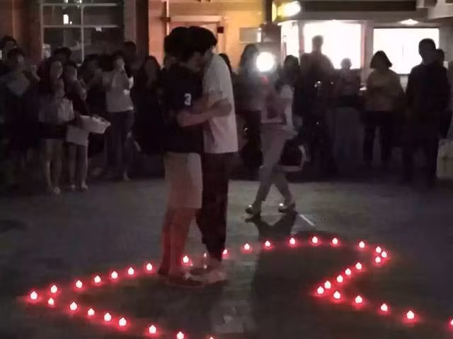 Những hình ảnh về màn tỏ tình lãng mạn của cặp đôi đồng tính đã thu hút sự quan tâm rất lớn trên mạng xã hội Trung Quốc. Phần lớn cư dân mạng không ủng hộ hành động của cặp đôi sinh viên.