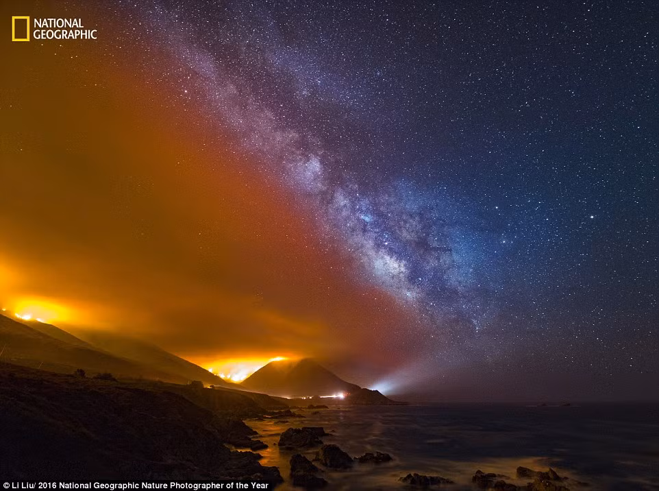 Màu vàng cam nóng rực của đám cháy rừng tương phải với màu lạnh của bầu trời đêm ở Point Lobos, bang California, Mỹ. (Ảnh: Li Liu)
