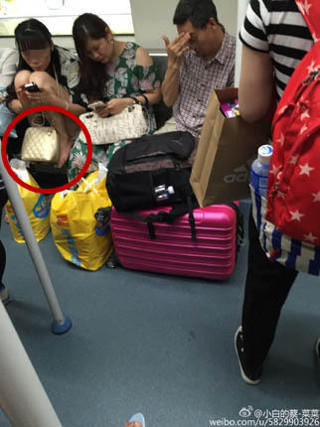 Phan no gai tre te bay trong thang may, an mac nho nhang-Hinh-2