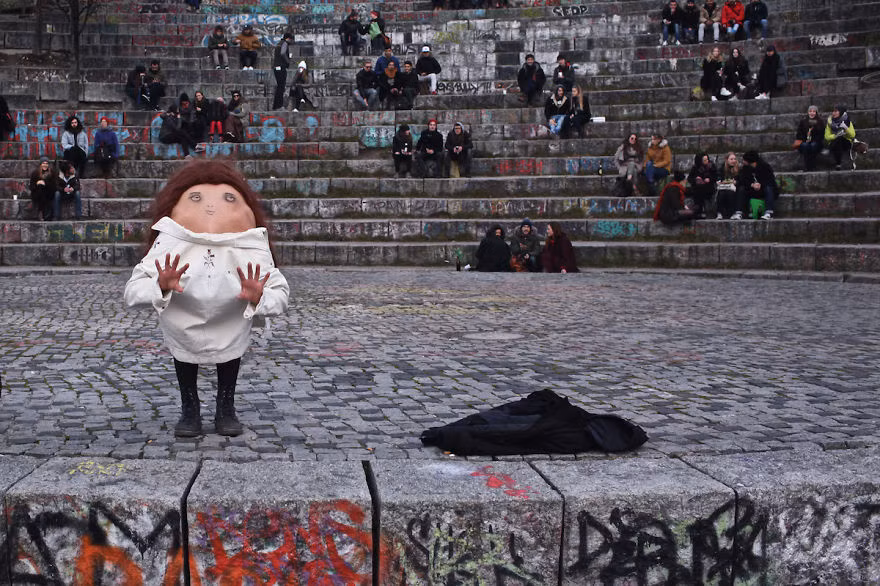 Nhung khuon mat o sau lung rung ron khien nhieu nguoi suy ngam