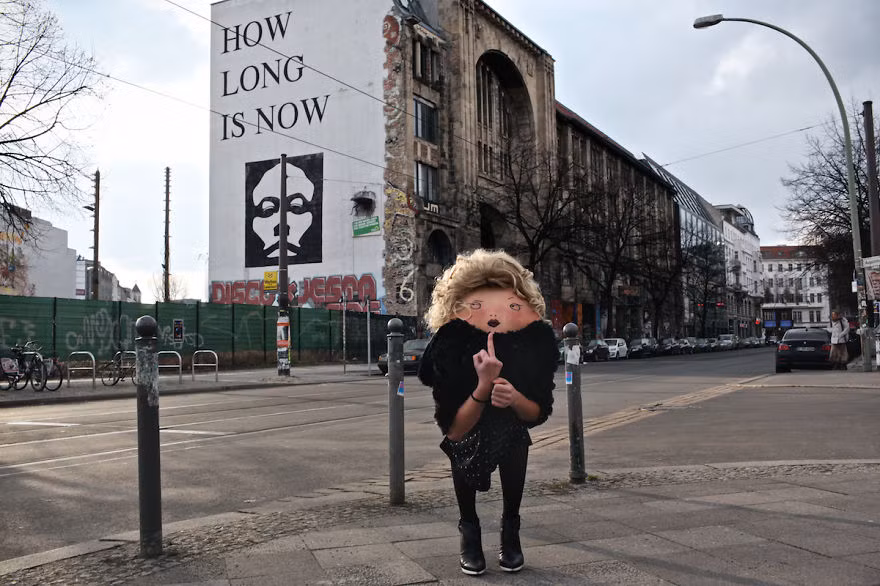 Bạn chỉ cần chịu khó cuối xuống, giấu gương mặt của mình đi, cùng vài nét vẽ trên lưng là đã có một "người bạn mới".