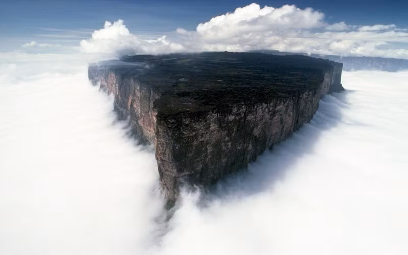 Núi Roraima nằm giữa biên giới Brazil, Venezuela và Guyana.