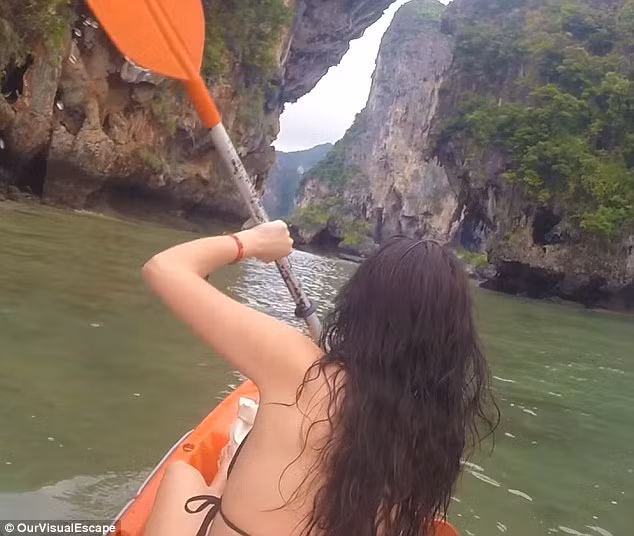 Họ cũng thử nhiều môn thể thao dưới nước khác nhau.