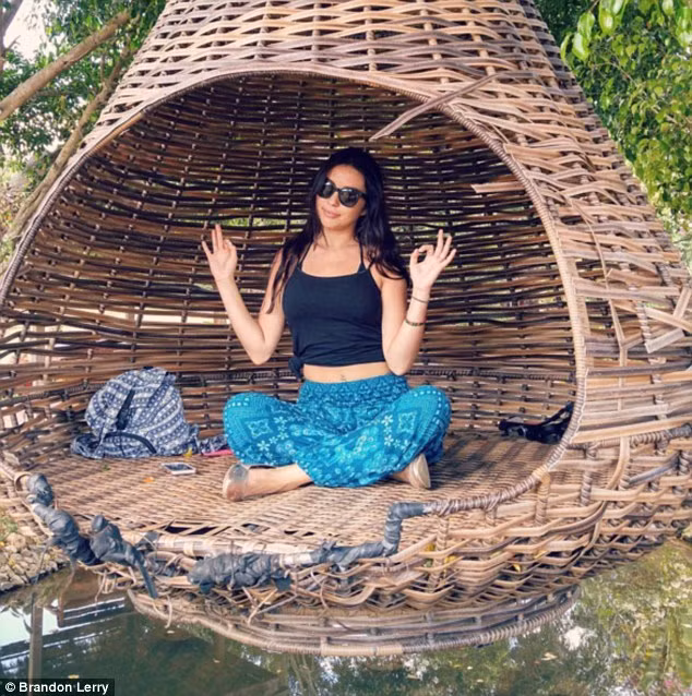 Natalie thích thú khi ngồi trong túp lều được đan bằng tre.