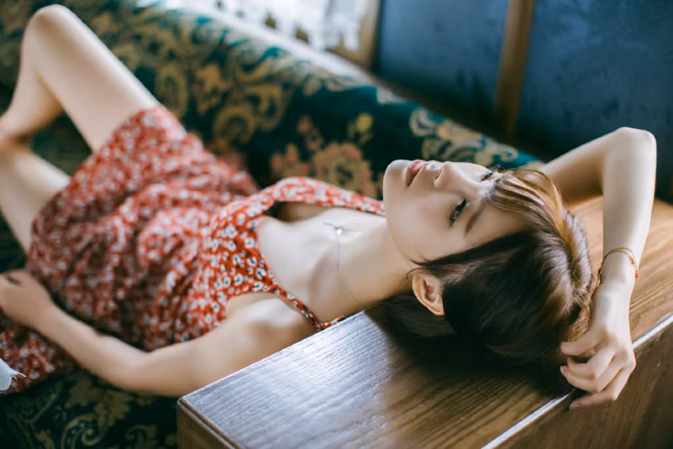 Nữ sinh 9X diễn xuất không kém gì người mẫu chuyên nghiệp trong những bức ảnh quảng cáo.