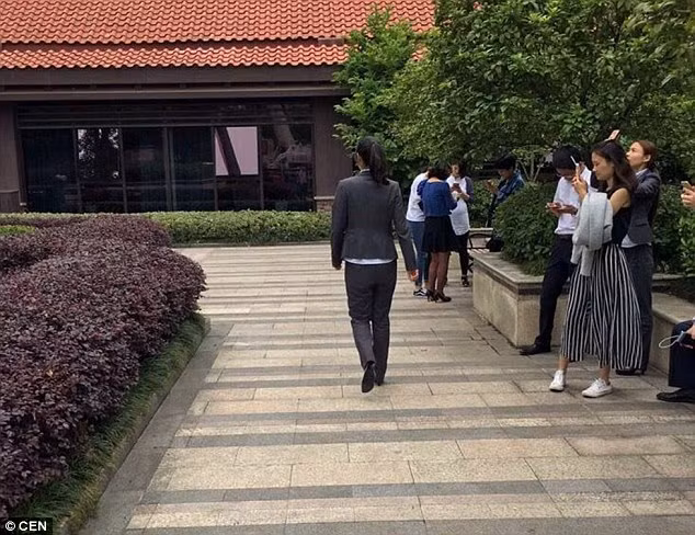 Cư dân mạng tỏ ra đồng tình với với quyết định của cô gái vì họ cho rằng chàng trai nên cầu hôn một cách chân thành thay vì phô trương như vậy.