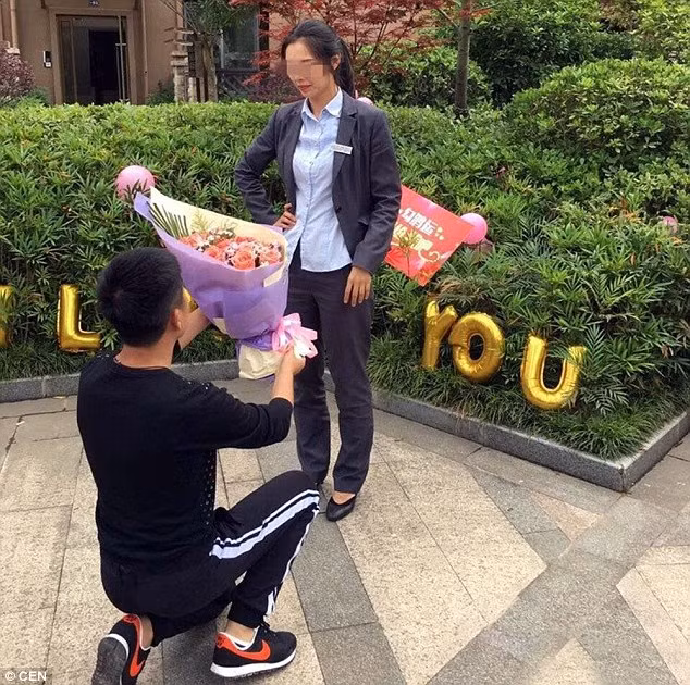 Sau khi trở lại mặt đất, chàng trai vẫn quyết định sử dụng một bó hoa và bóng bay trang trí xung quanh để cầu hôn cô bạn gái.