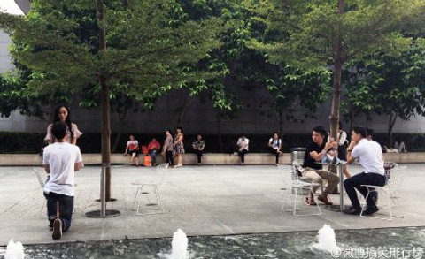 Nhưng khi tới bên ngoài cửa hàng, chàng trai đã quỳ trước mắt mặt bạn gái và nói rằng anh không có tiền mua điện thoại mới vì đã dùng hết tiền mua một món quà đặc biệt.