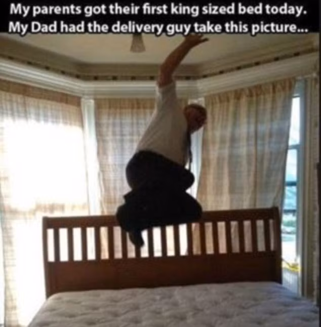 bố này quá phấn kích khi mua được chiếc giường đôi rộng rãi.