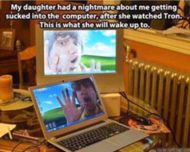 Bố tại hiện cơn ác mộng của con gái trên màn hình máy tính xác tay.