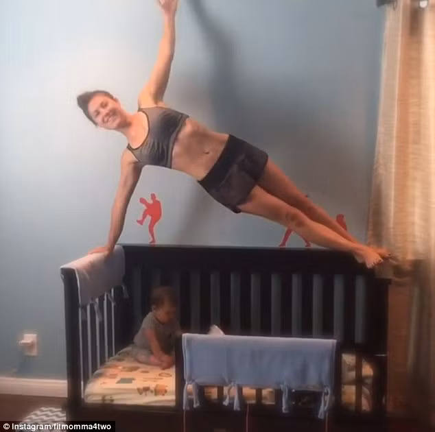 Bà mẹ hai con thản nhiên chống đẩy trên thành giường cũi mà không để ý tới sự an toàn của cô con gái ngồi chơi phía dưới.