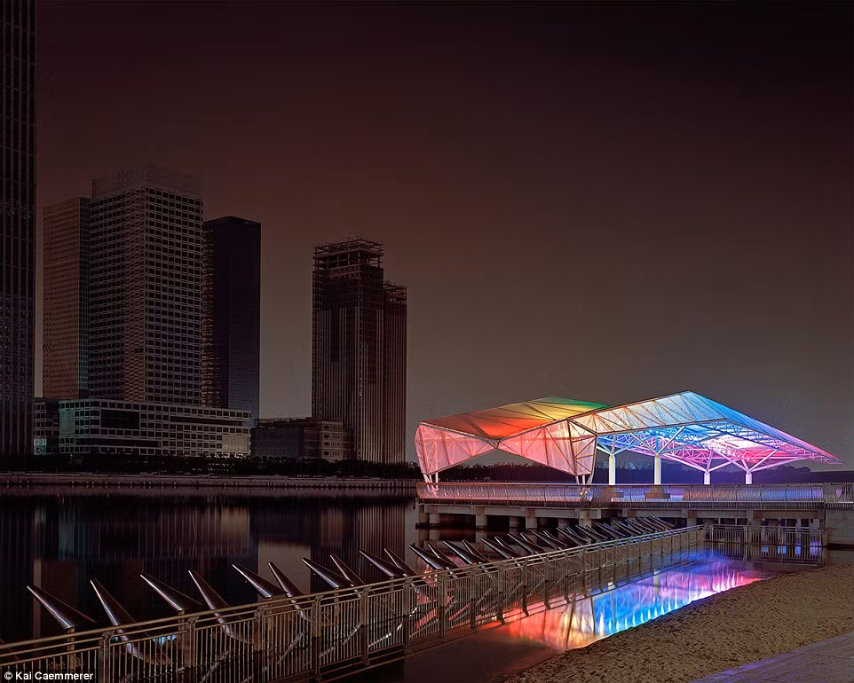 Khu đô thị thương mại Yujiapu không một bóng người sinh sống gần thành phố Thiên Tân, Trung Quốc.