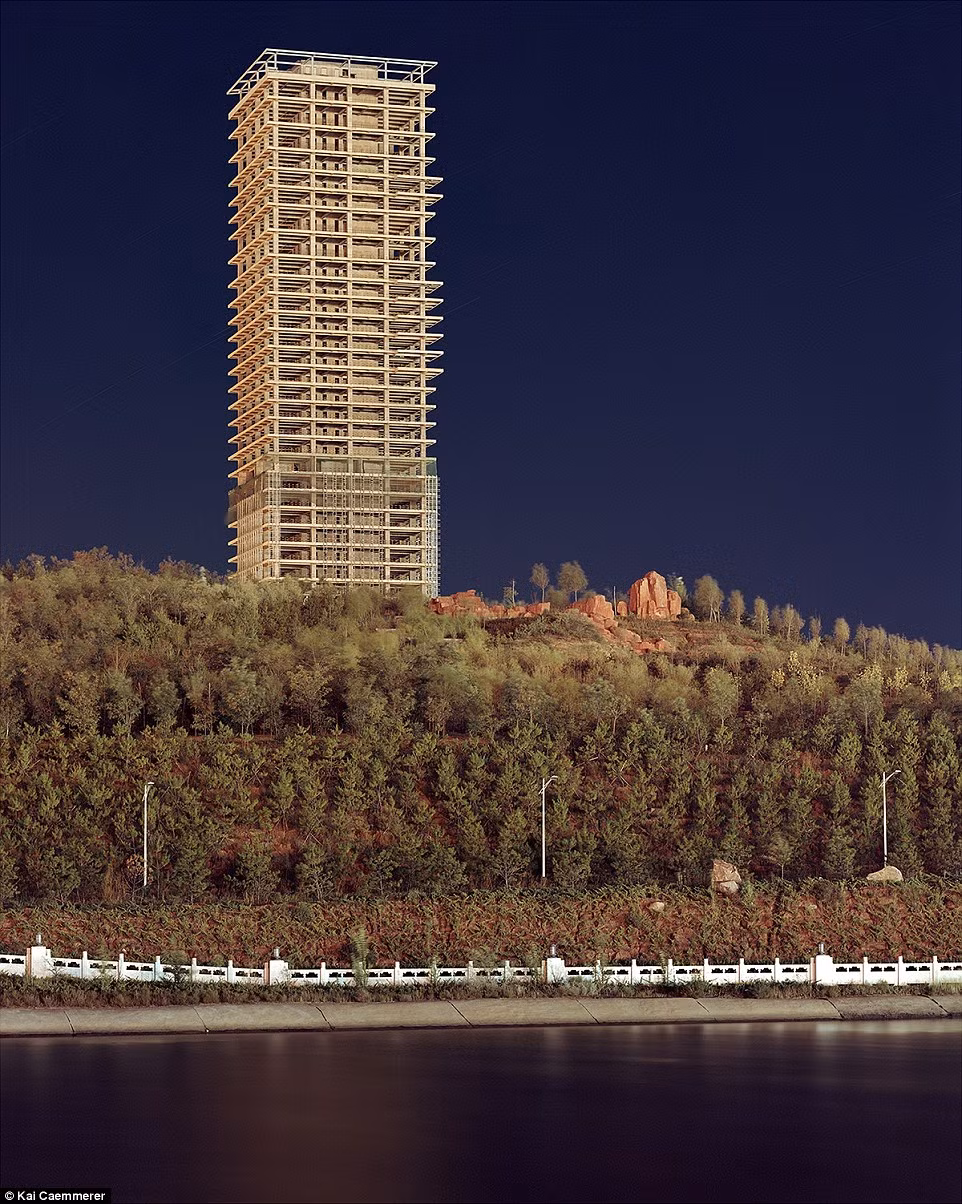 Tòa nhà bỏ hoang tại một trong những khu đô thị “ma” ở Trung Quốc.