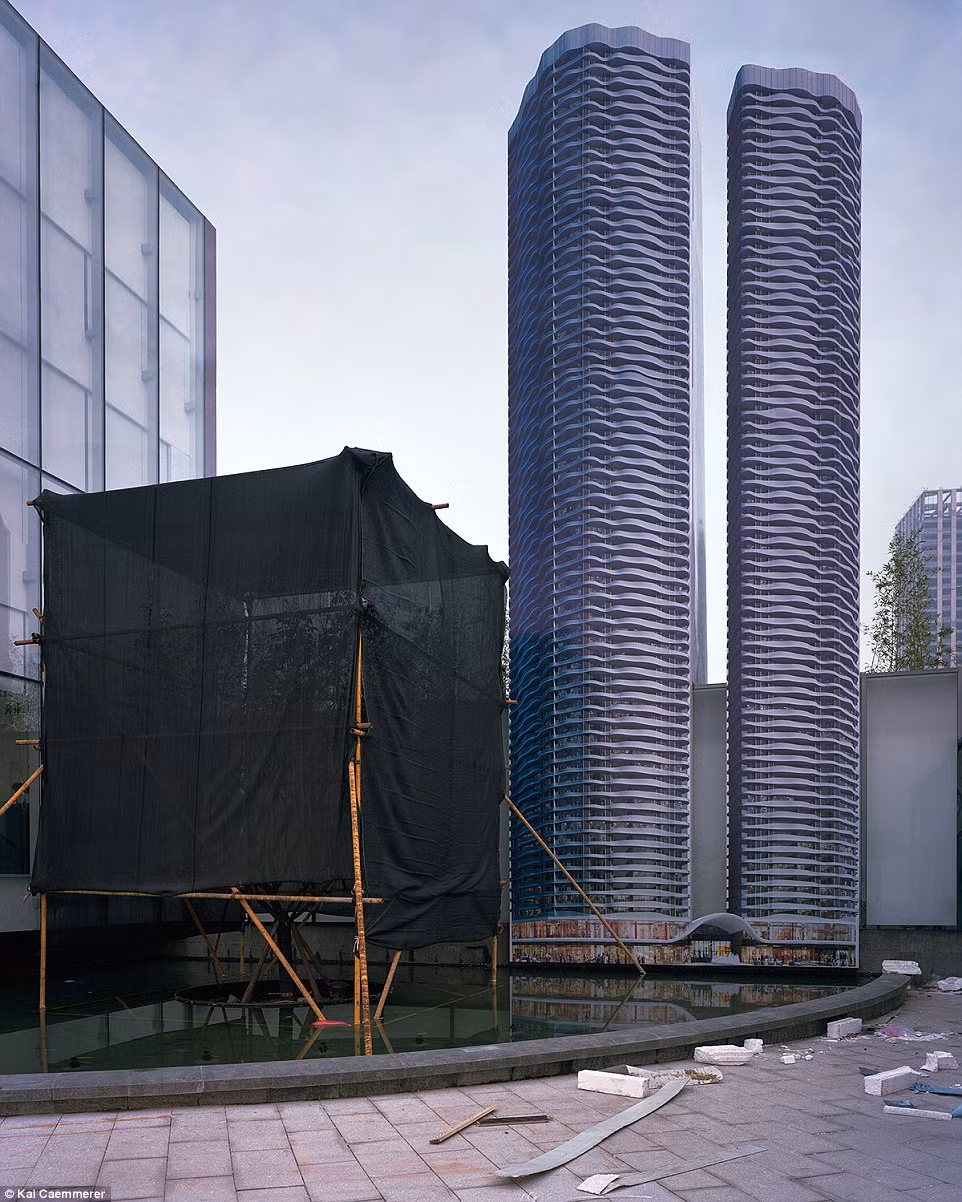 Những tòa nhà cao tầng không một bóng người sinh sống không phải là điều hiếm thấy ở Trung Quốc.