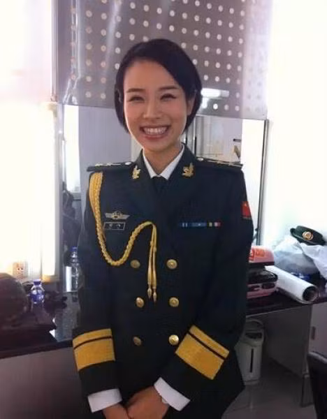 Shu Xin chính là một trong số 10 nữ binh sĩ xinh đẹp nhất Trung Quốc được cư dân mạng bình chọn vào năm 2013.