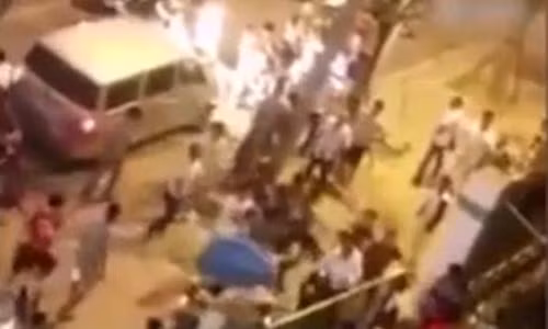 Bi danh dap da man vi quay phim quan ly do thi