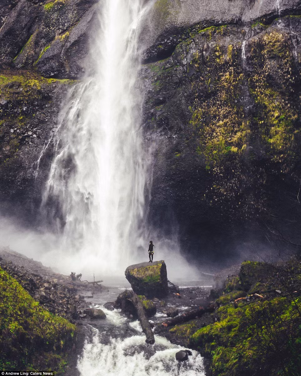 Một du khách được Andrew nhờ làm mẫu trong bức ảnh chụp thác nước Multnomah ở bang Oregon, Mỹ.