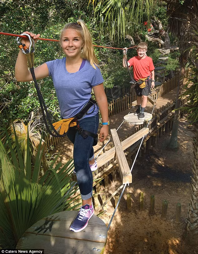 Một số trẻ em cũng rất háo hức khi trải nghiệm cảm giác đu dây qua hồ cá sấu.