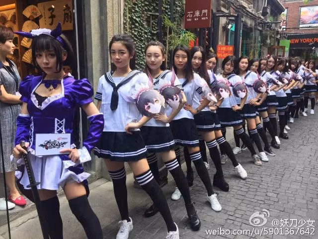 Các cô gái mặc đồng phục như những nữ sinh trung học ở Nhật Bản diễu hành trên đường phố tại khu Phố Đông, Thượng Hải, Trung Quốc.