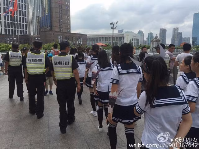 Lực lượng quản lý đô thị đã yêu cầu hơn 100 cô gái ngừng hoạt động diễu hành và áp giải họ khỏi khu vực công cộng.