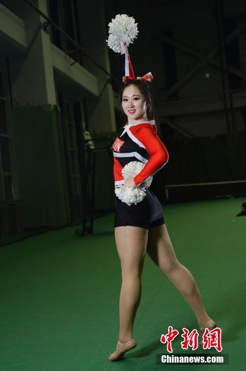 Một hoạt náo viên luyện tập kỹ năng cổ vũ.