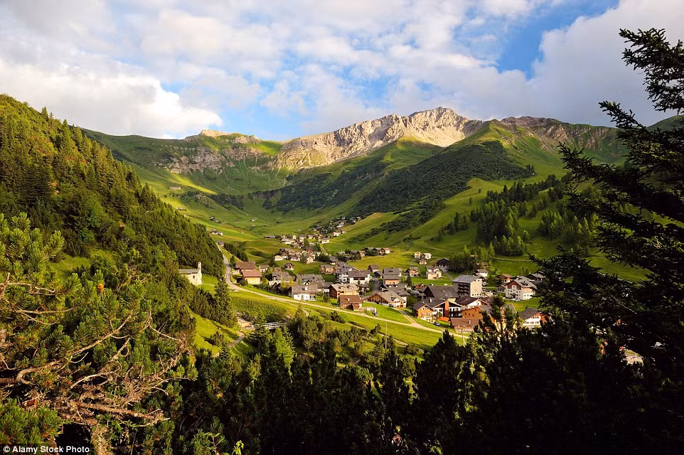 Mặc dù là một trong những quốc gia nhỏ nhất thế giới, nhưng Liechtenstein thu hút được sự quan tâm của du khách nhờ vẻ đẹp thanh bình.