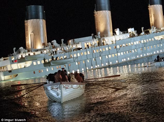 Trong bức ảnh này, hai cô gái được đặt ngồi chung thuyền cùng với các nạn nhân sống sót từ tàu Titanic trong một cảnh của bộ phim cùng tên.