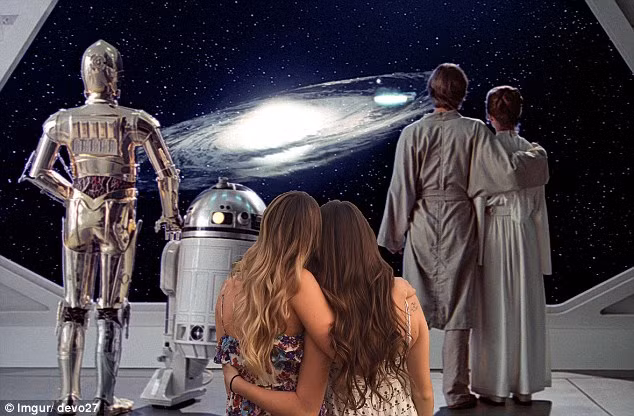 Thành viên tên Devo27 giúp hai cô gái chiêm ngưỡng thiên hà cùng với những nhân vật trong phim viễn tưởng.