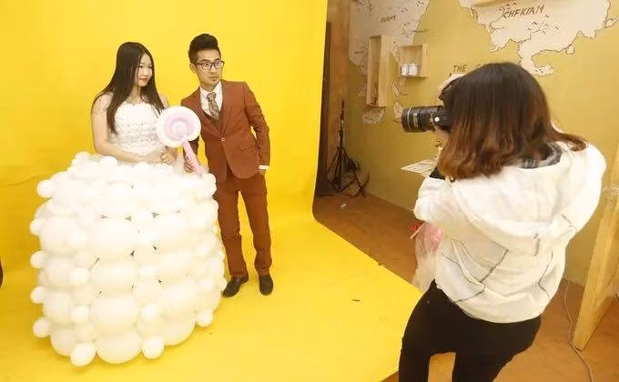 Lu chụp ảnh cưới với bạn gái trong chiếc váy bóng bay độc đáo.