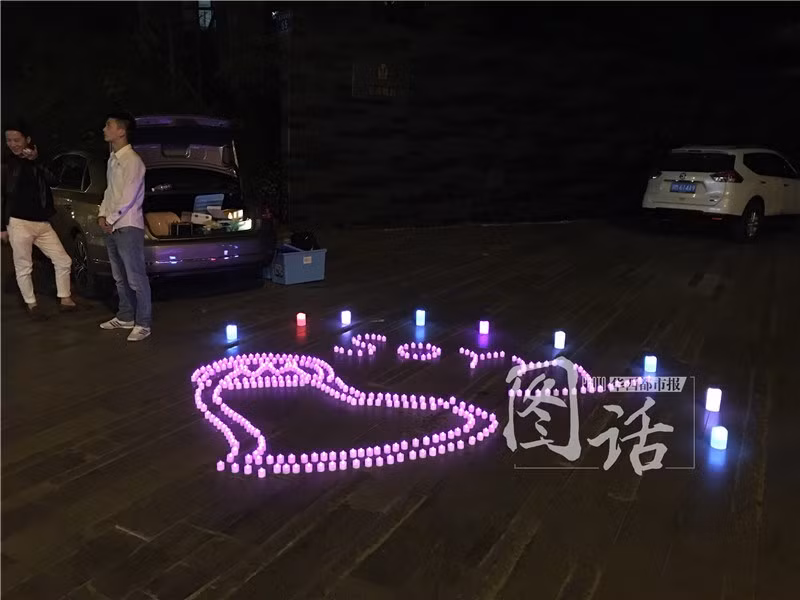 Nhưng kế hoạch của chàng trai đã gặp trục trặc khi bạn gái của anh trên căn hộ tầng 29 không nghe điện thoại.