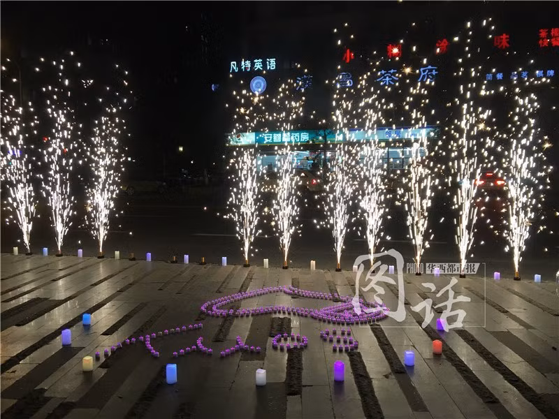 Một người bạn của chàng trai đã phải lên tận căn hộ bảo cô gái nhìn ra ngoài cửa sổ để xem điều bất ngờ sắp xảy ra.