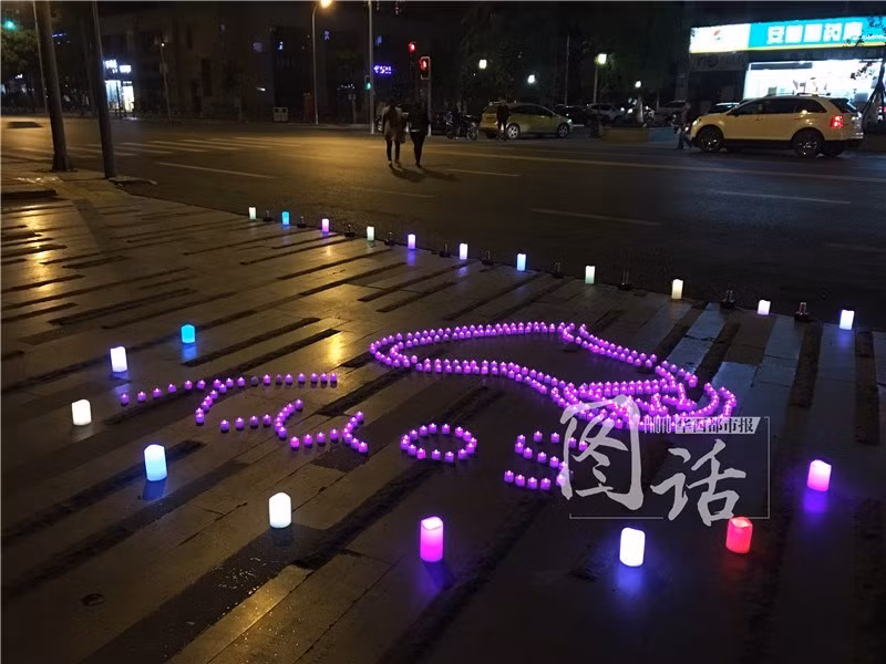 Ngoài nến, chàng trai con đặt thêm những cây pháo hoa dọc lề đường để tăng thêm phần ấn tượng cho màn “xin lỗi bạn gái” của mình.