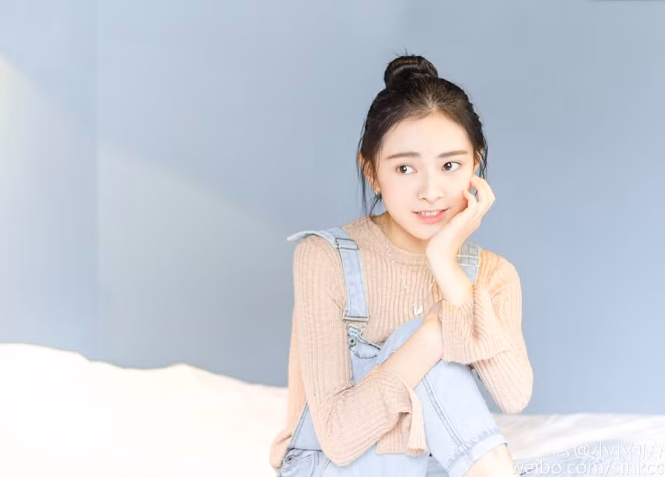 Khuôn mặt và đôi mắt đẹp mê hồn của nữ sinh 9X khiến cư dân mạng phải mê mẩn.