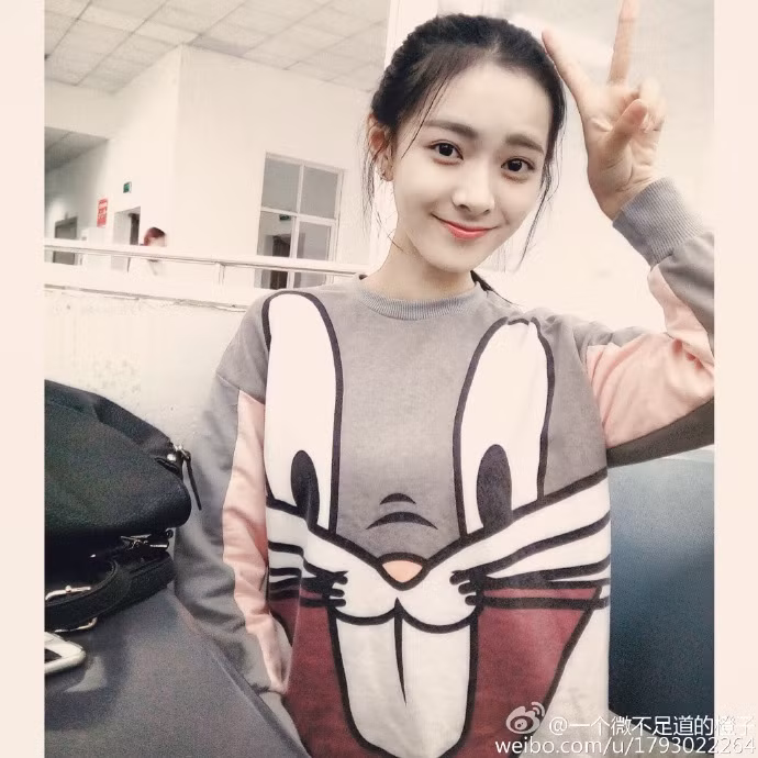 Nữ sinh 9X xinh đẹp trông cực kỳ ngộ nghĩnh với chiếc áo xì tin.