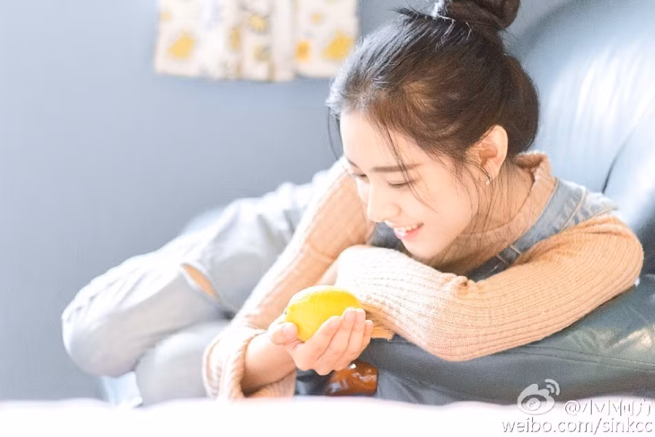  Nữ sinh trường công nghiệp 9X gần đây đã trở nên nổi tiếng trên mạng xã hội Weibo nhờ những bức ảnh khỏe vẻ đẹp trong trắng và ngây thơ.