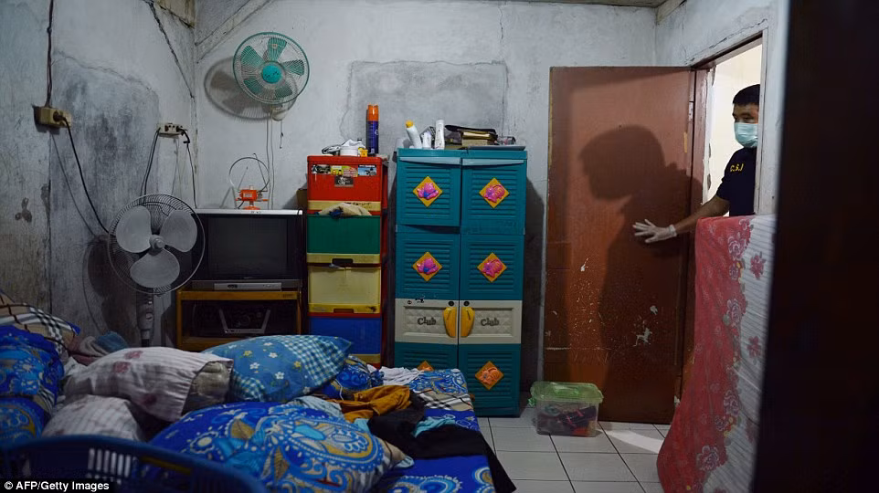 Bên trong nơi ở tạm bợ của một nghi phạm khủng bố. Cảnh sát tin rằng vụ tấn công ở Jakarta được phiến quân IS giúp sức thông qua một người đàn ông có tên là Bahrun Naim. Người này bị phạt tù một năm ở Indonesia vì tội sở hữu vũ khí trái phép.