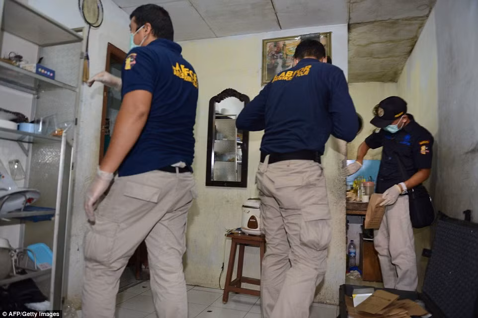 Các cuộc truy quét khủng bố được thực hiện trên khắp Indonesia và bốn nghi phạm đã bị bắt cho đến nay.