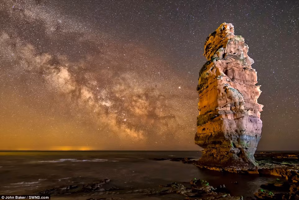 Mưa sao băng Perseids bắt đầu từ 17/7 và kéo dài tới giữa tháng 8 này, có thể được chiêm ngưỡng bằng mắt thường từ nhiều địa điểm trên thế giới bao gồm vịnh Ladram ở Devon, Anh. (Nguồn: Daily Mail)